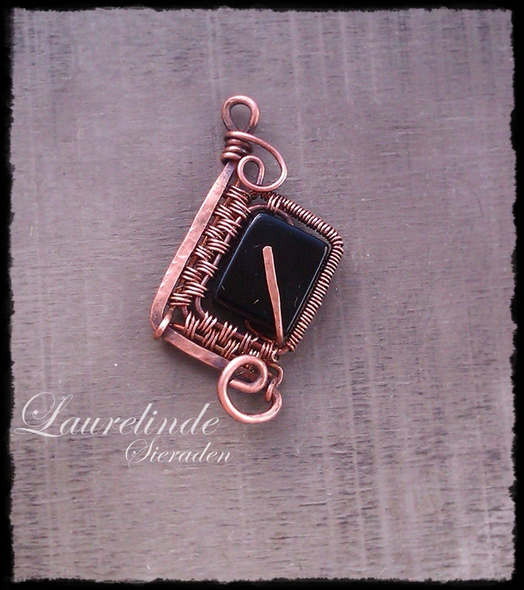 wire wrapped dwarven pendant Isa
